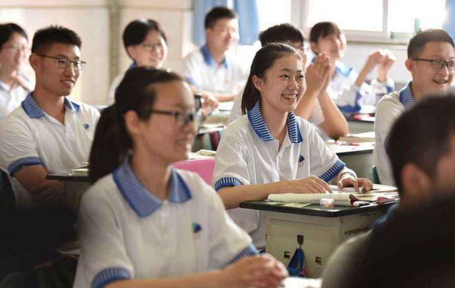 抱女学生后续：已停职小孩3岁细节被扒出j9九游真人游戏第一品牌中学男老师搂(图2)