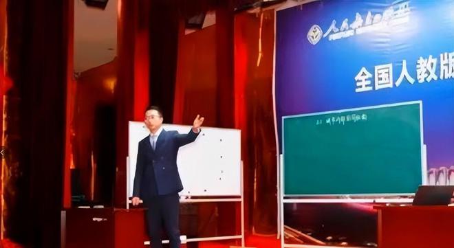 抱女学生后续：已停职小孩3岁细节被扒出j9九游真人游戏第一品牌中学男老师搂(图3)