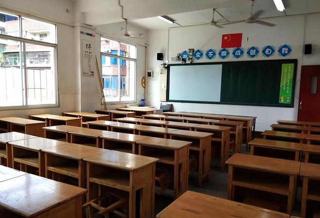 抱女学生后续：已停职小孩3岁细节被扒出j9九游真人游戏第一品牌中学男老师搂(图6)