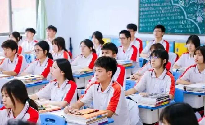 抱女学生后续：已停职小孩3岁细节被扒出j9九游真人游戏第一品牌中学男老师搂(图7)
