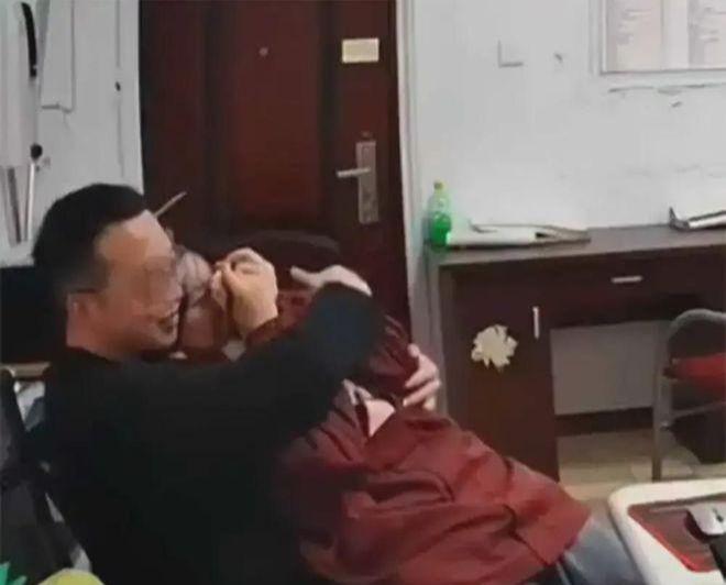 抱女学生后续：已停职小孩3岁细节被扒出j9九游真人游戏第一品牌中学男老师搂(图10)