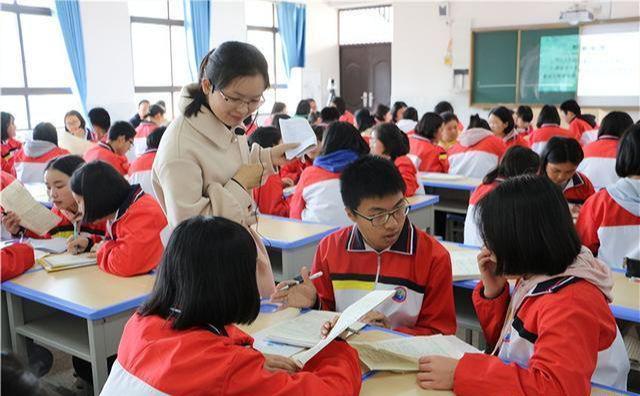抱女学生后续：已停职小孩3岁细节被扒出j9九游真人游戏第一品牌中学男老师搂(图16)