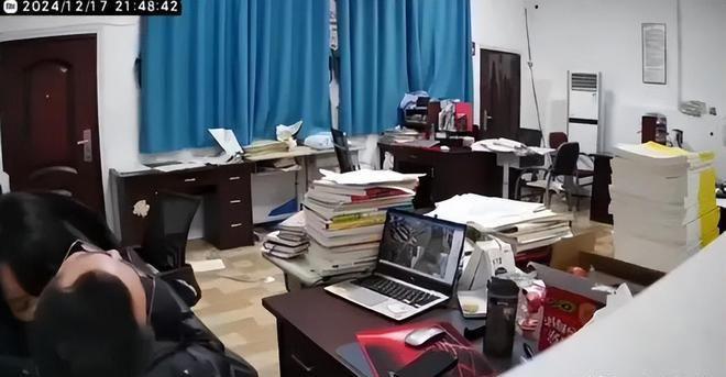 抱女学生后续：已停职小孩3岁细节被扒出j9九游真人游戏第一品牌中学男老师搂(图17)